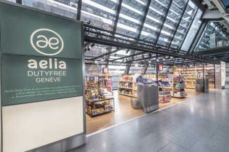 Premi&egrave;re boutique &eacute;co-con&ccedil;ue d'Aelia Duty Free &agrave; l'a&eacute;roport de Gen&egrave;ve, espace ouvert et conception vert clair